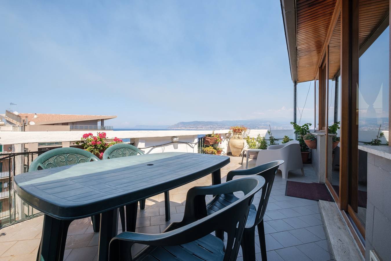 Appartement entier, Appartement 'Casa Malù' avec vue sur la mer, jardin et Wi-Fi in Messina, Province de Messina