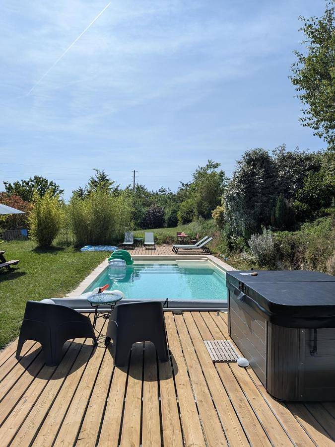 Chambre d’hôte pour 3 personnes, avec Terrasse et Jacuzzi ainsi que Jardin et Piscine