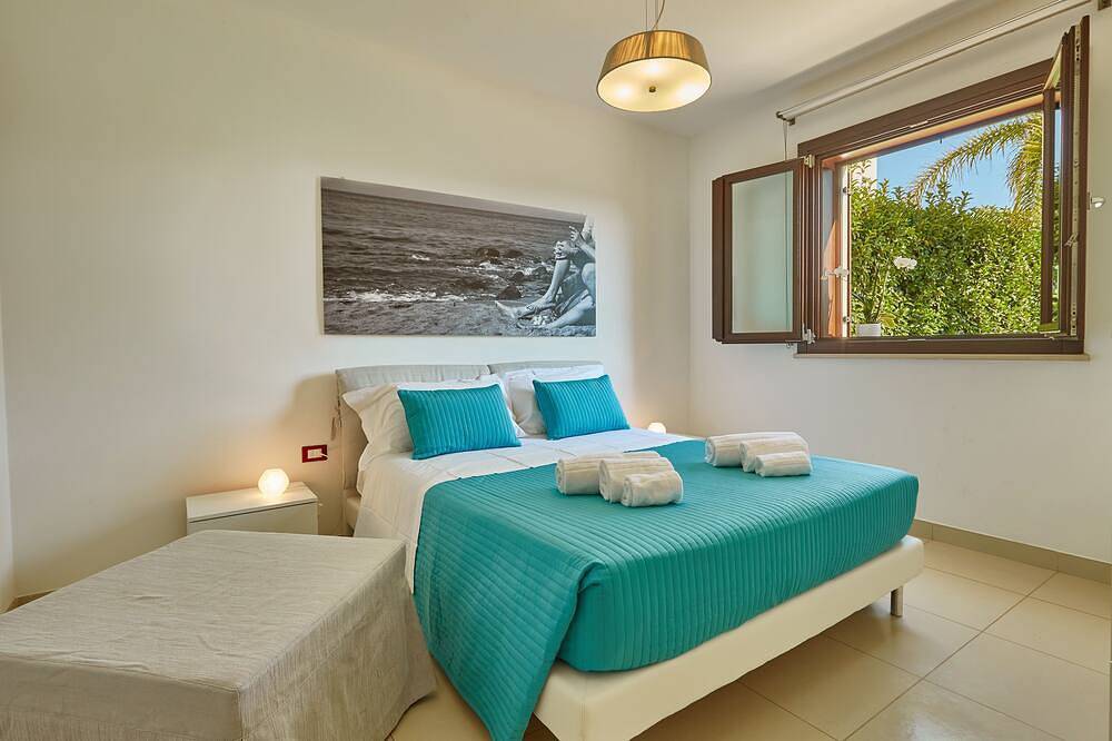 Elegant family villa,big heated pool,400 mt. to the sea, garden, bbq,free wi-fi. in Ragusa, Ragusa Province