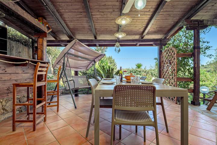 Maison de vacances 'Il Carrubbo' avec vue sur montagne, terrasse privée et climatisation in Lu Lioni, San Teodoro