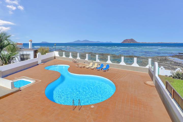 Casa Grisu Corralejo – Sea Views, Sun, Hot Tub: The Ultimate Vacation Retreat in Bajo del Medio (La Oliva), La Oliva