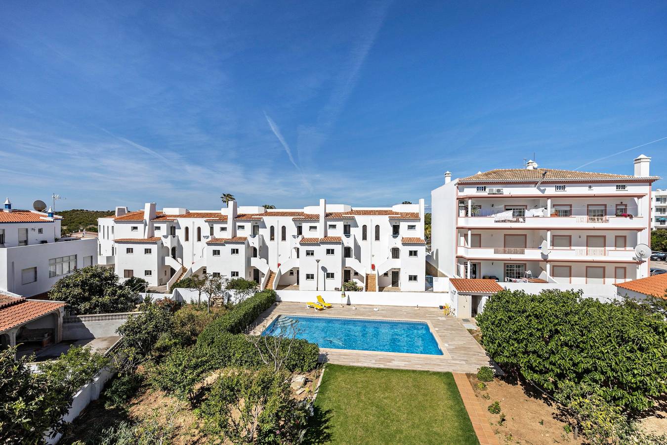 Apartamento entero, Casa de vacaciones Villas Brites nº5 con terraza descubierta, piscina compartida y Wi-Fi in Praia do Burgau, Parque Natural del Suroeste Alentejano y Costa Vicentina