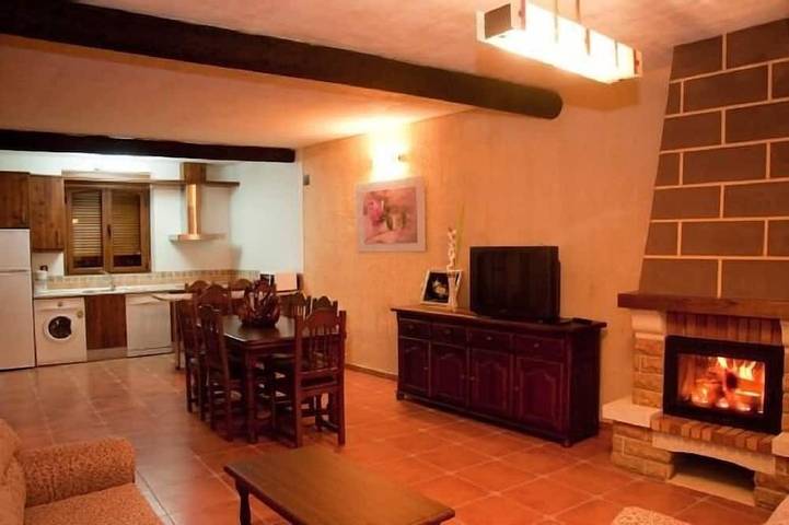 Gîte pour 12 personnes, avec Terrasse ainsi que Jardin et Piscine dans Crespos