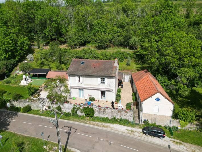 Gîte pour 4 personnes, avec jacuzzi et jardin à Saint-Sernin-du-Plain - 2
