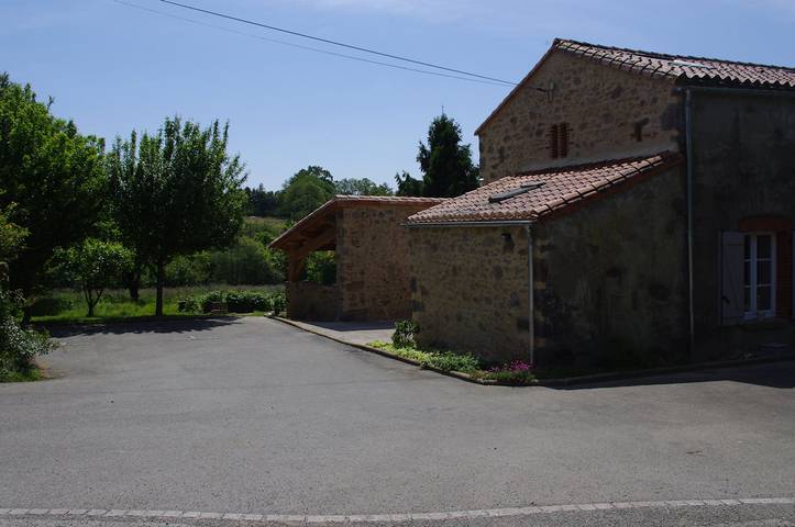 Gîte pour 6 personnes, avec jardin ainsi que terrasse et vue sur le lac à Pouzauges - 2