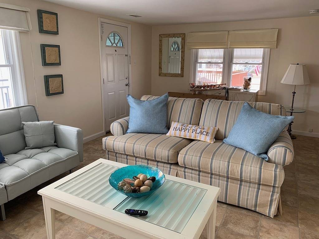 Ganze Wohnung, Sauber / gemütlich, 1. 5 Blk zum Strand, zentrale Luft / große Terrasse, Parkplatz + 4 Abzeichen + Grill in Toms River, Ocean County