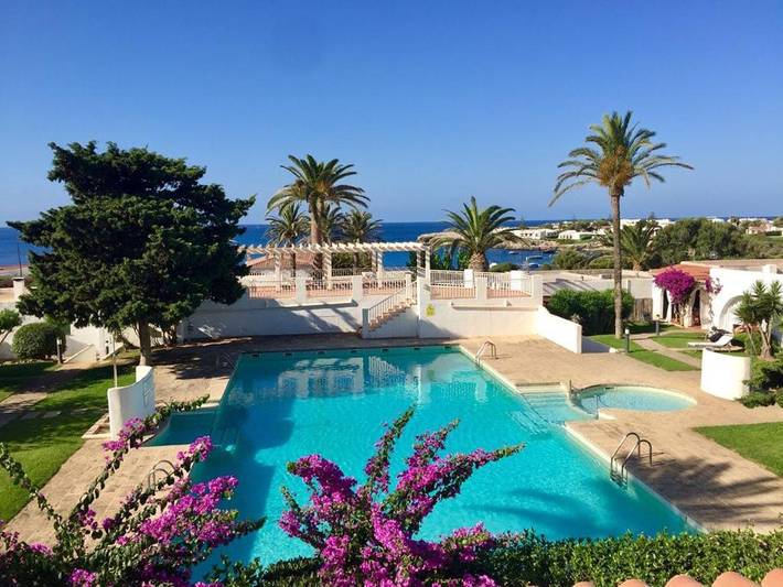 Apartamento para 4 personas, con Terraza además de Jardín y Piscina en Binisafua