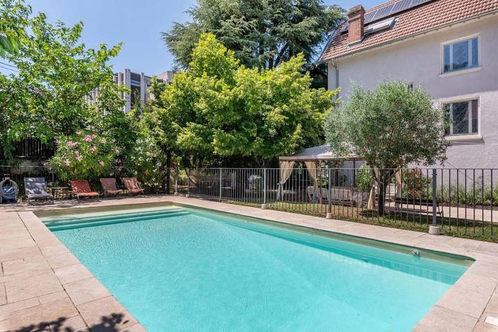 Location de vacances pour 12 personnes, avec piscine et jardin à Tassin-la-Demi-Lune - 2