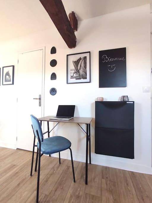 Appartement entier, Equidia Compiègne Free Parking Wifi Self Check-in in Venette, Oise