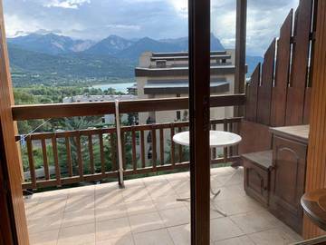 Gîte pour 4 personnes, avec terrasse ainsi que vue et vue sur le lac à Puy-Sanières