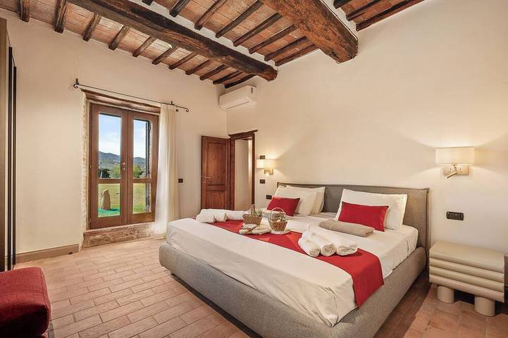 Luxury Umbrian Villa with Vineyard - Authentic Italian Country Estate Experience in Panicale, Lac Trasimène