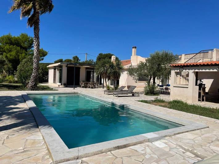 Location de vacances pour 10 personnes, avec Terrasse ainsi que Jardin et Piscine dans Plage de Sainte Croix