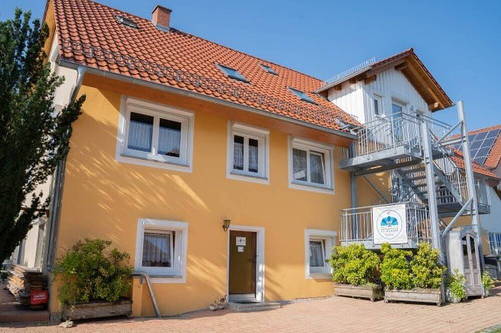 Ganze Wohnung, Einzelzimmer 15 qm, mit eigener Dusche und Etagen-Wc, max. 1 Person in Engen, Hegau