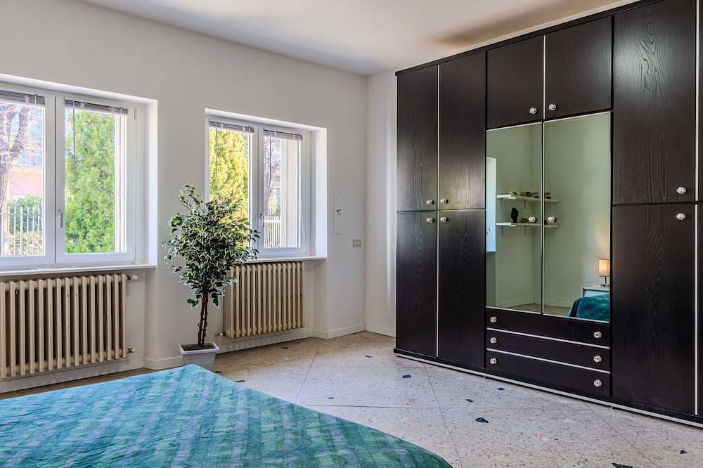 Accogliente appartamento in villa con Wifi, A/C, Tv, patio, animali ammessi e parcheggio in Dervio, Alpi Orobie Occidentali
