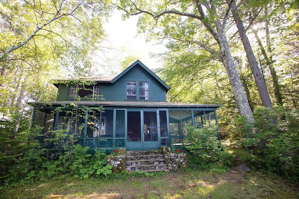 Das Family Retreat umfasst ein Haupthaus sowie Cottages in Moultonborough, Squam Lake