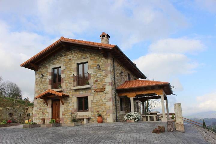 Apartamento para 11 personas, con Balcón y Jacuzzi además de Terraza y Jardín en Selaya