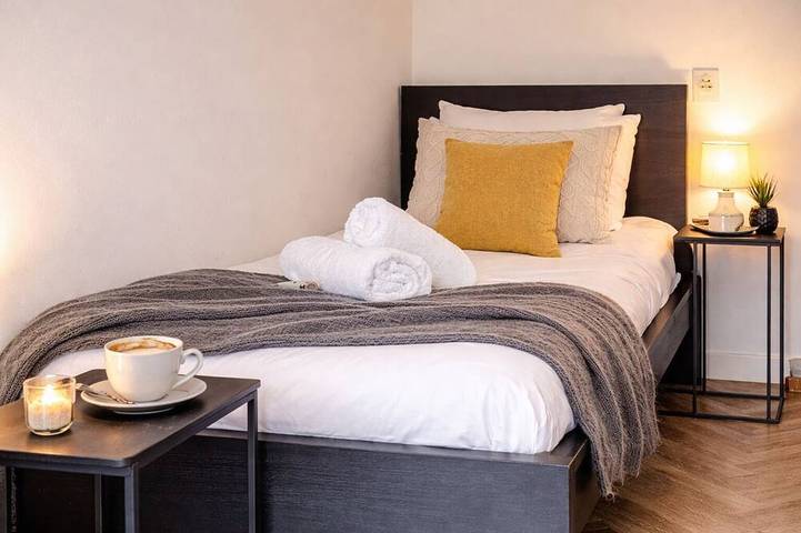 Ganze Wohnung, Perfekt für Alleinreisende, die eine preiswerte Unterkunft im Zentrum von Tilburg suchen. Dieses gemütliche private Zimmer in der Nähe des Hauptbahnhofs verfügt über einen Fernseher und einen Arbeitsbereich. in Tilburg, Nordbrabant