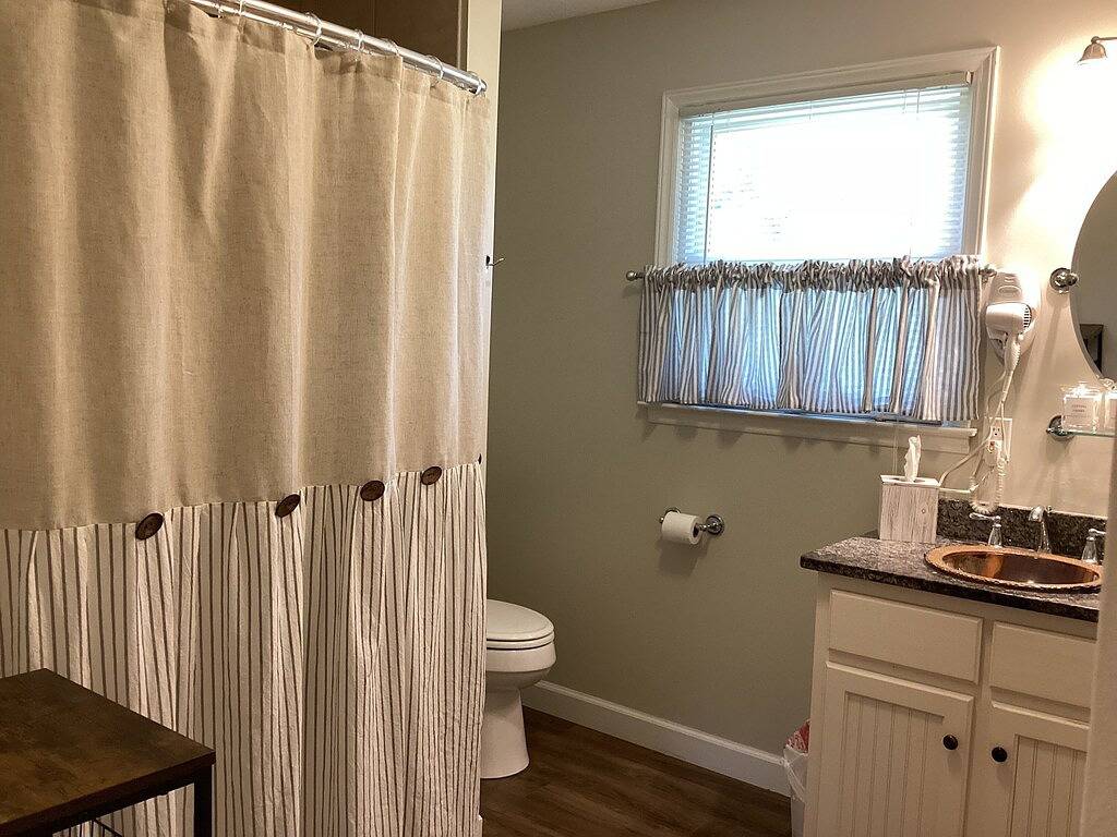 Cute Cherry St. Cottage in Caldwell County