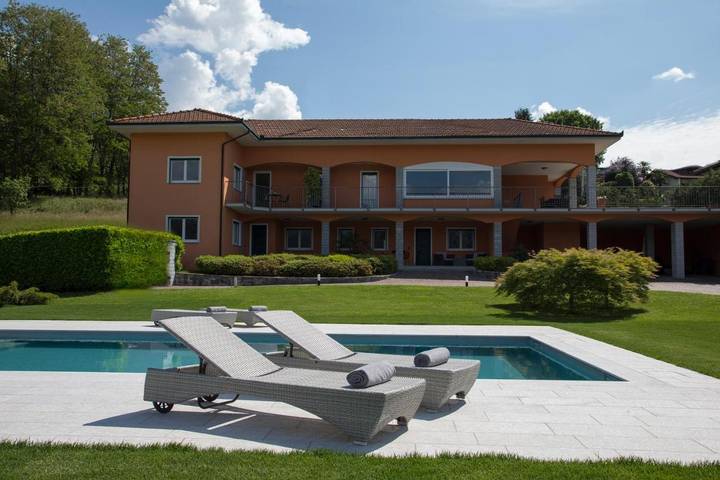 Location de vacances pour 2 personnes, avec Terrasse et Jardin ainsi que Piscine et Vue sur le lac dans Pettenasco - 3