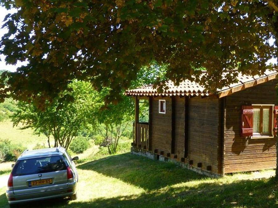 Flower Camping Les Terrasses de Dordogne - Chalet 4 personnes - Chalet Standard 25m² (2 chambres) 2 adultes et 2 enfants - Terrasse couverte 10m² 2/4 pers in Rouffignac-Saint-Cernin-de-Reilhac, Périgord Noir