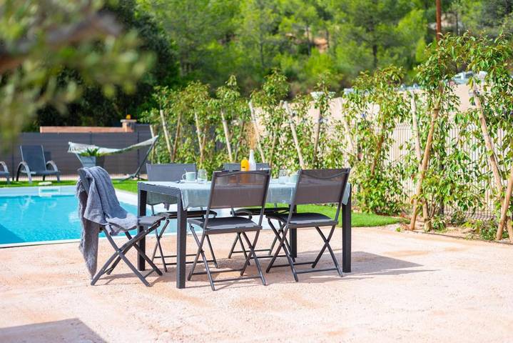 Location de vacances pour 10 personnes, avec terrasse ainsi que piscine et vue à Sainte-Anastasie-sur-Issole - 2