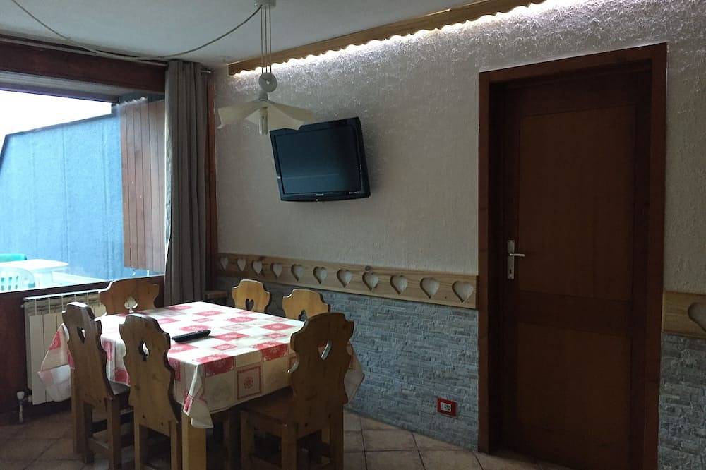 Appartamento intero, Bilocale panormaico con terrazzi a Cervinia. Fronte piste da sci. Wifi incluso. in Cervinia Cielo Alto, Valtournenche