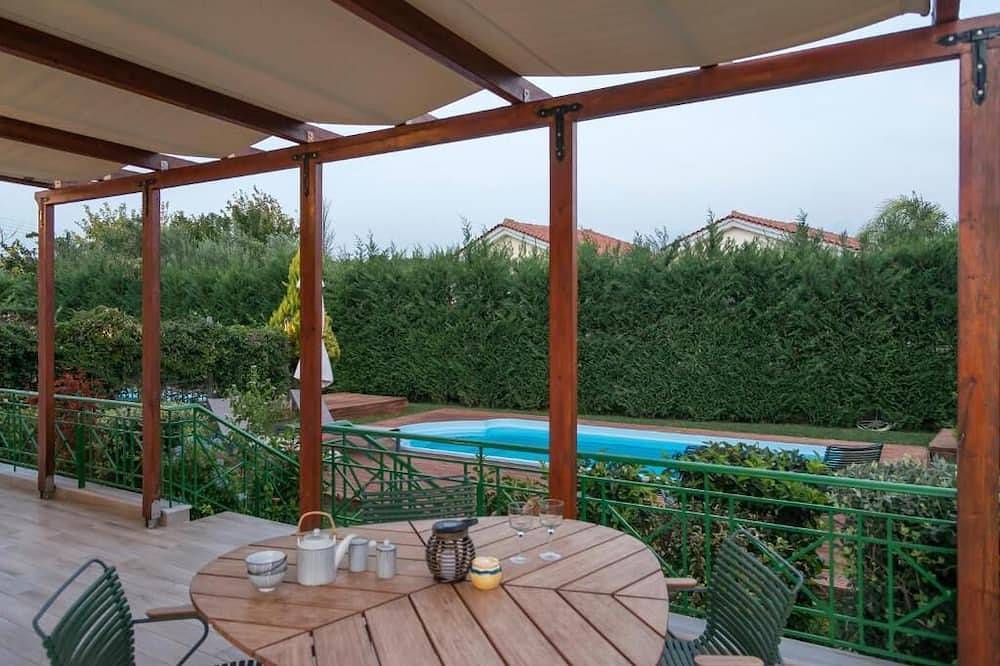 Dimitra, Villa mit Pool 250m zum Strand in Finikounda, Messenien