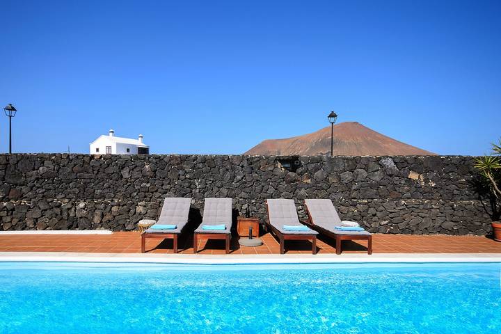 Villa idilliaca con piscina, terrazza, giardino, vista vulcano, wi-fi e aria condizionata in Tahiche, Teguise