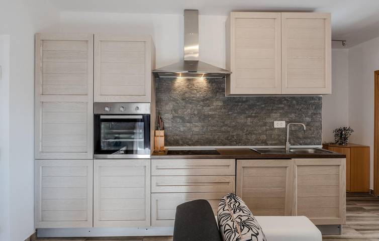 Gemütliche 2-Zimmer-Wohnung mit Terrasse, WLAN und Strand in der Nähe in Novigradsko More, Zadar