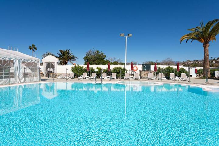 Bungalow para 4 personas, con jardín y piscina en Campo Internacional