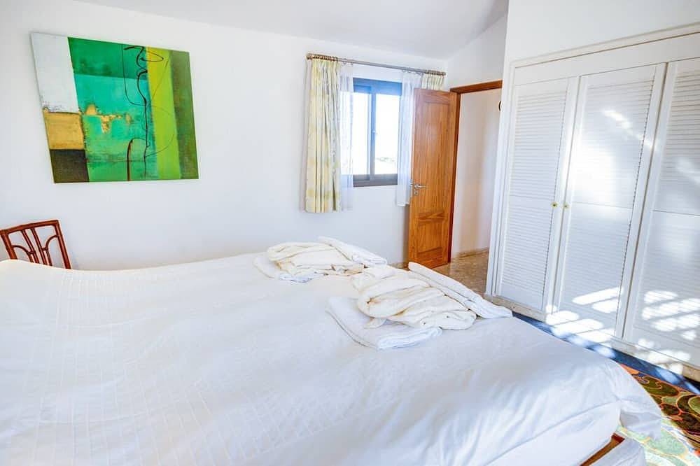 6 bed villa with stunning views - solar heated pool - 10 mins walk to the marina in Las Adelfas, San Miguel de Abona