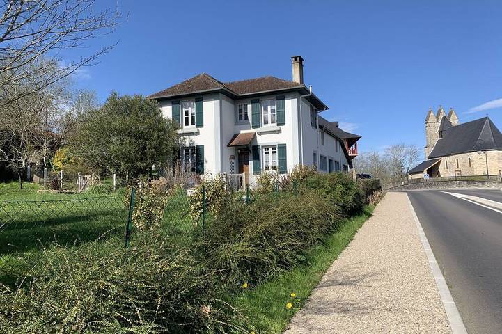 Location de vacances pour 7 personnes, avec Terrasse et Jardin à Charritte-de-Bas