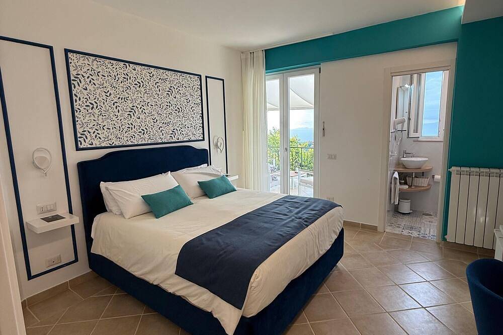Appartamento con Terrazzo, Piscina Idromassaggio e Vista Golfo di Napoli in Sorrento, Naples Province