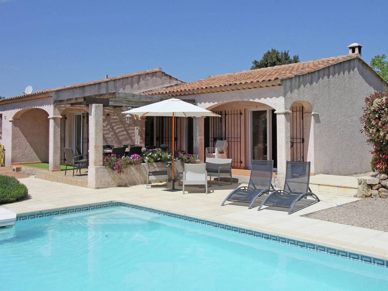 Gorgeous Villa in Bagnols-en-Forêt with Swimming Pool in Bagnols-en-Forêt, Costa mediterránea (Francia)
