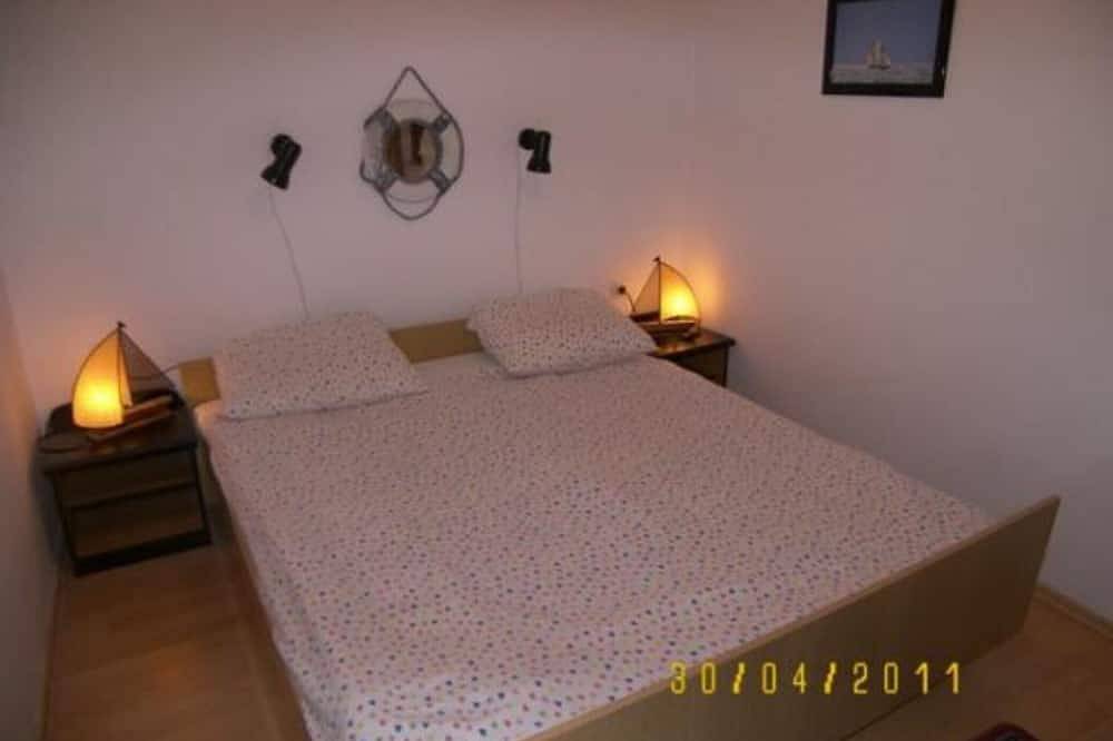 Ganze Wohnung, Apartments Zlatko -One Bedroom apartment with sea view A2 +2 in Prvić Luka, Dalmatinische Inseln