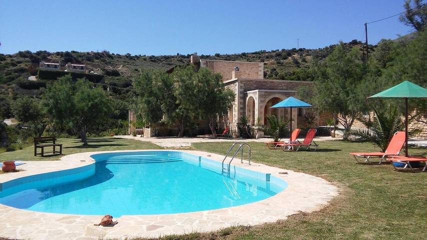 Ferienhaus für 4 Personen, mit Terrasse und Garten sowie Pool und Ausblick in Rethymno und Umgebung