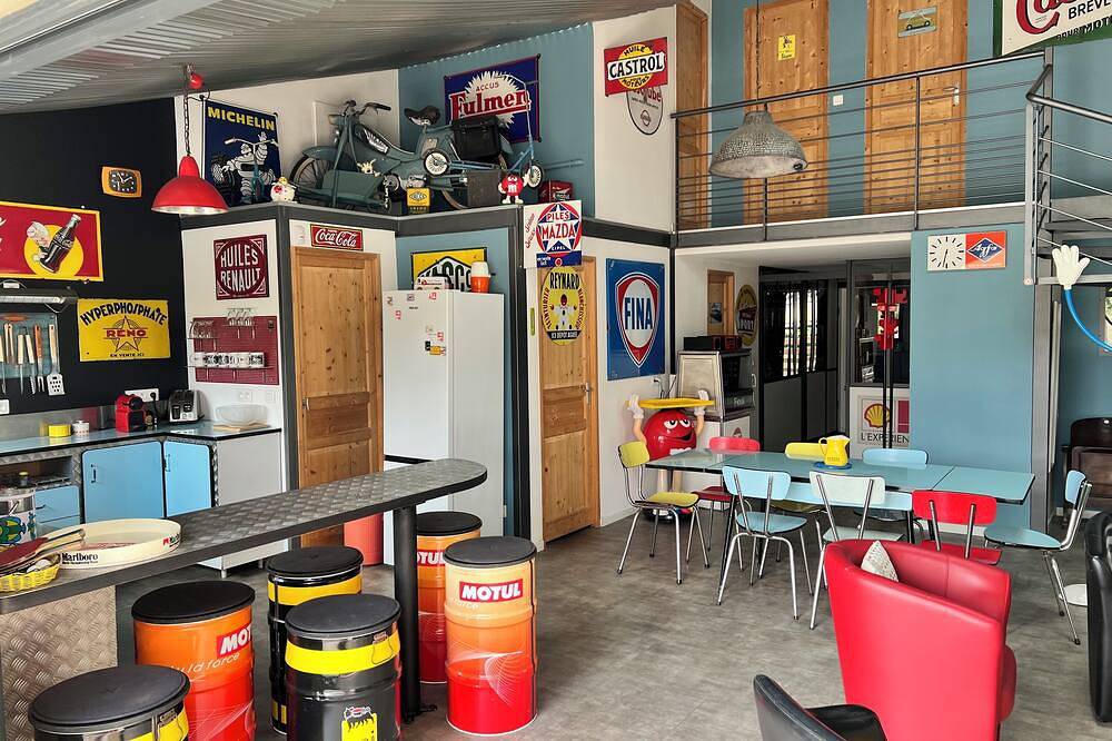 In der Loft Garage mit Schwimmbad in Bizanet, Mittelmeerküste (Frankreich)