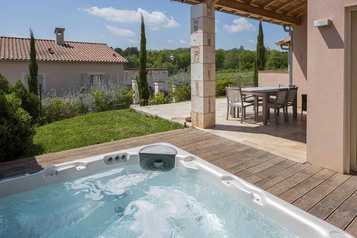 Maison de vacances pour 4 personnes, avec Terrasse ainsi que Jacuzzi et Jardin à Castelnau-de-Montmiral