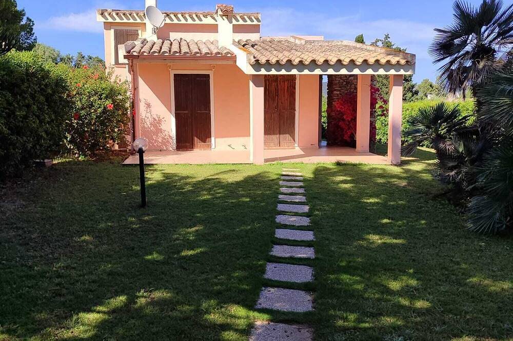 Villa Urotti near the sea in Villaggio Mandorli, Villasimius