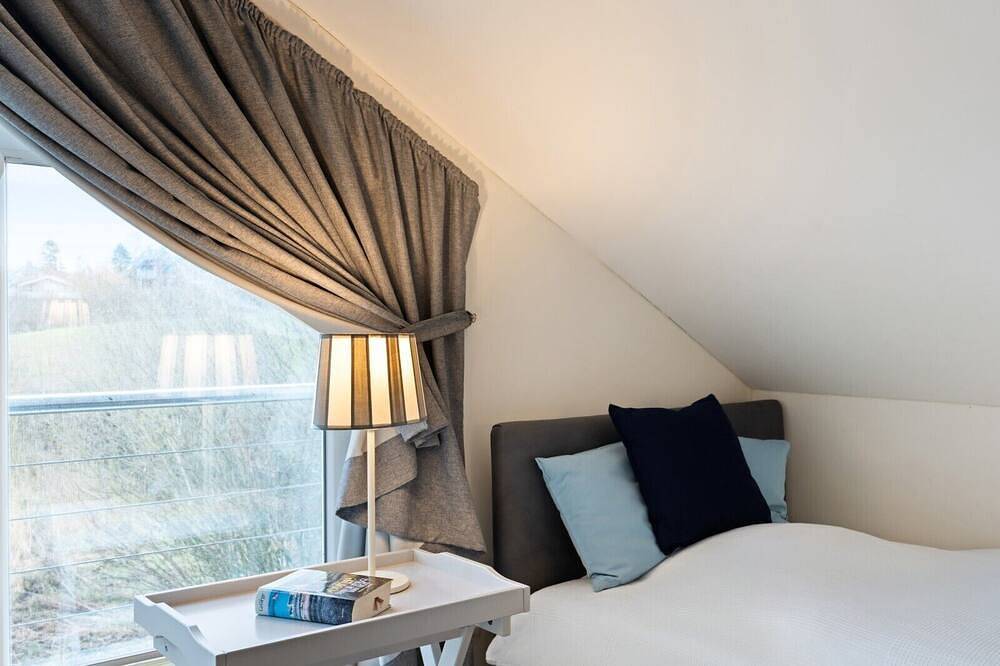 Das \"Rapsblütenhaus\" ist mit 110 m² auf zwei Ebenen ein herrlich geräumiges Ferienhaus zum Wohlfühlen und liegt im westlichen, besonders ruhigen Bereich der Ferienhaussiedlung Hülsen und auf der Terrasse wartet ein Strandkorb auf Sie und Ihre... in Kosel, Rendsburg-Eckernförde