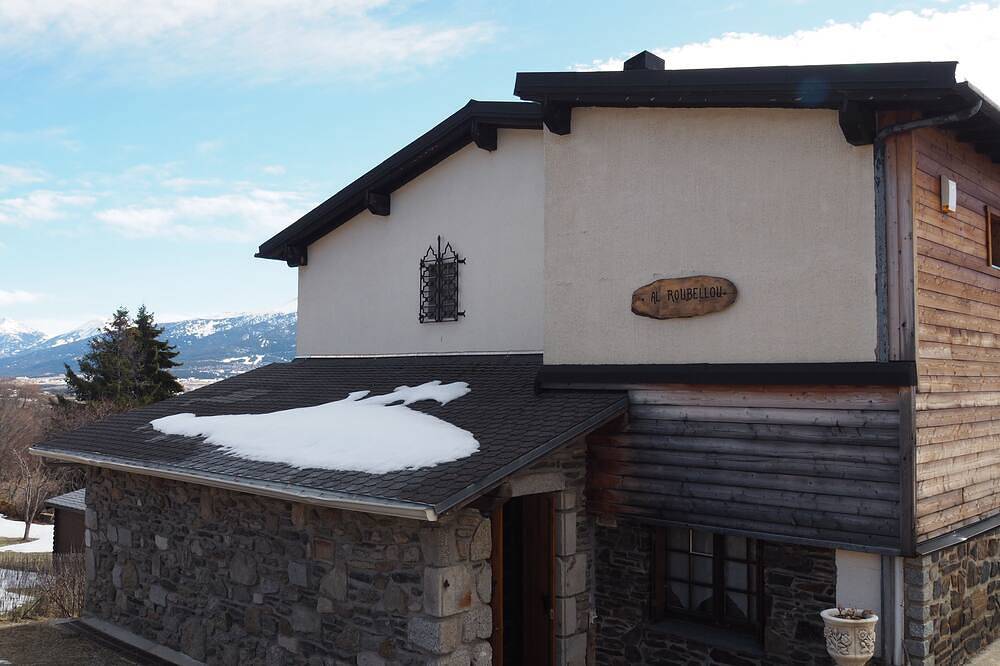 Peaceful stay in the heart of a mountain village, with views of the Pyrenees. in Égat, Parc naturel régional des Pyrénées catalanes