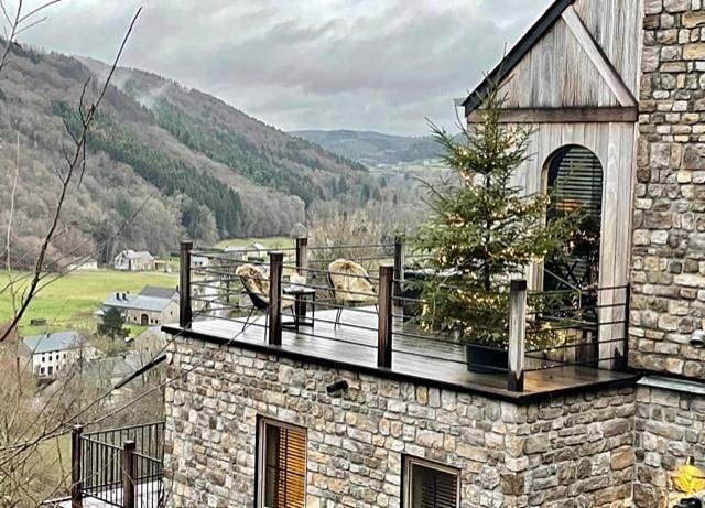 Location de vacances pour 6 personnes, avec balcon ainsi que jacuzzi et sauna dans Mormont