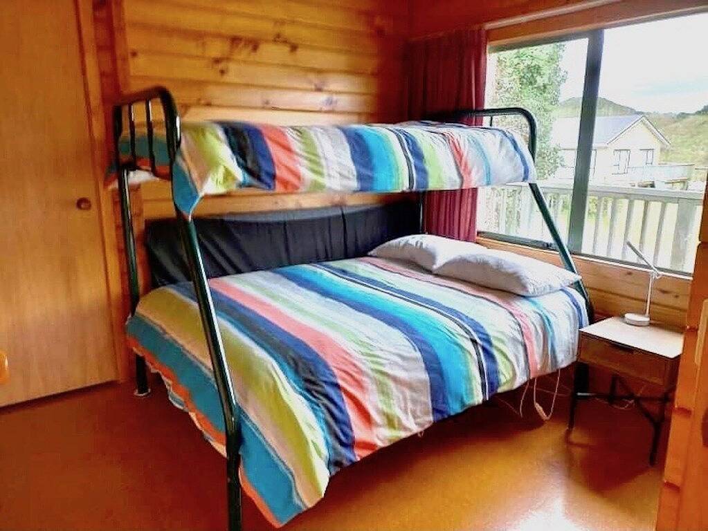 Die Bland Bay liegt direkt am Strand und bietet einen atemberaubenden Meerblick von der Sonnenterrasse in Whangarei District