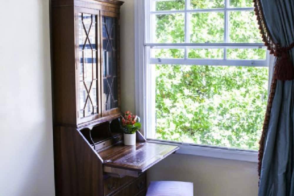 Entire apartment, Morning Check-In Is Given When Possible -3Bedrooms/2Baths Knightsbridge in London, South East England