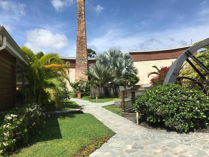 Location de vacances pour 2 personnes, avec piscine et jardin à Petit-Bourg
