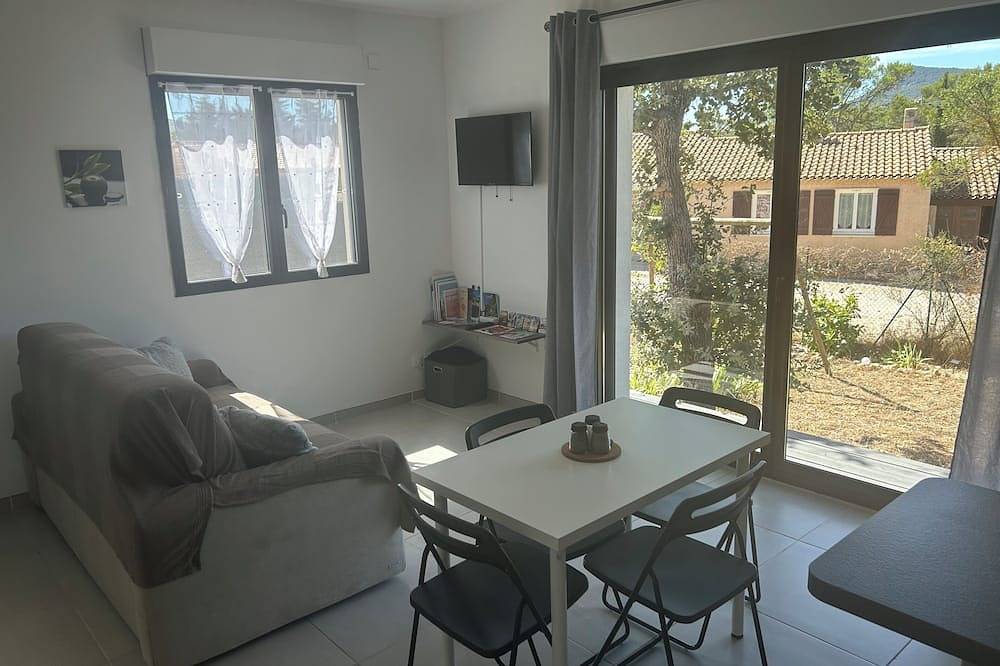 Appartement entier, Charmant logement de vacances avec parking et jardin privatif in Rocbaron, Côte méditerranéenne (France)