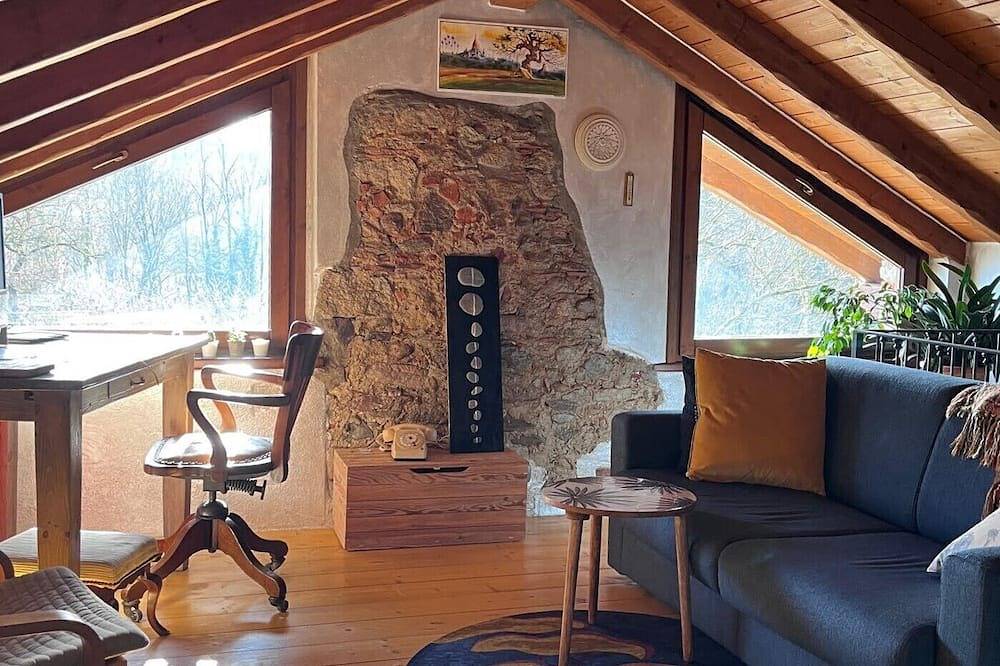Rustic Wooden Loft · Once Part of a Castle Estate · Lago Maggiore (Arona) in Oleggio Castello, Lago Maggiore (Piemont)