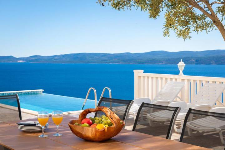 Villa pour 15 personnes, avec Terrasse et Jardin ainsi que Piscine et Vue à Céline