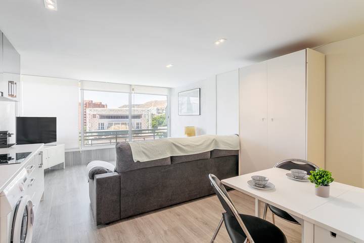 Apartamento entero, Apartamento 'Vistas Al Mar' con piscina compartida, Wi-Fi y aire acondicionado in El Cabo de las Huertas, Alicante
