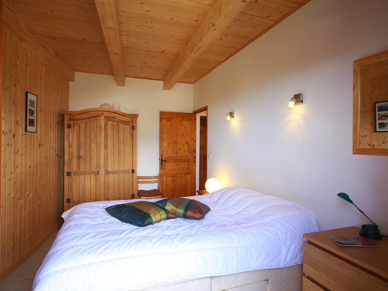 Entire apartment, 4pièces 7pers rénové : Wifi, cheminée face au  ski bus in Les Carroz, Arâches-la-Frasse